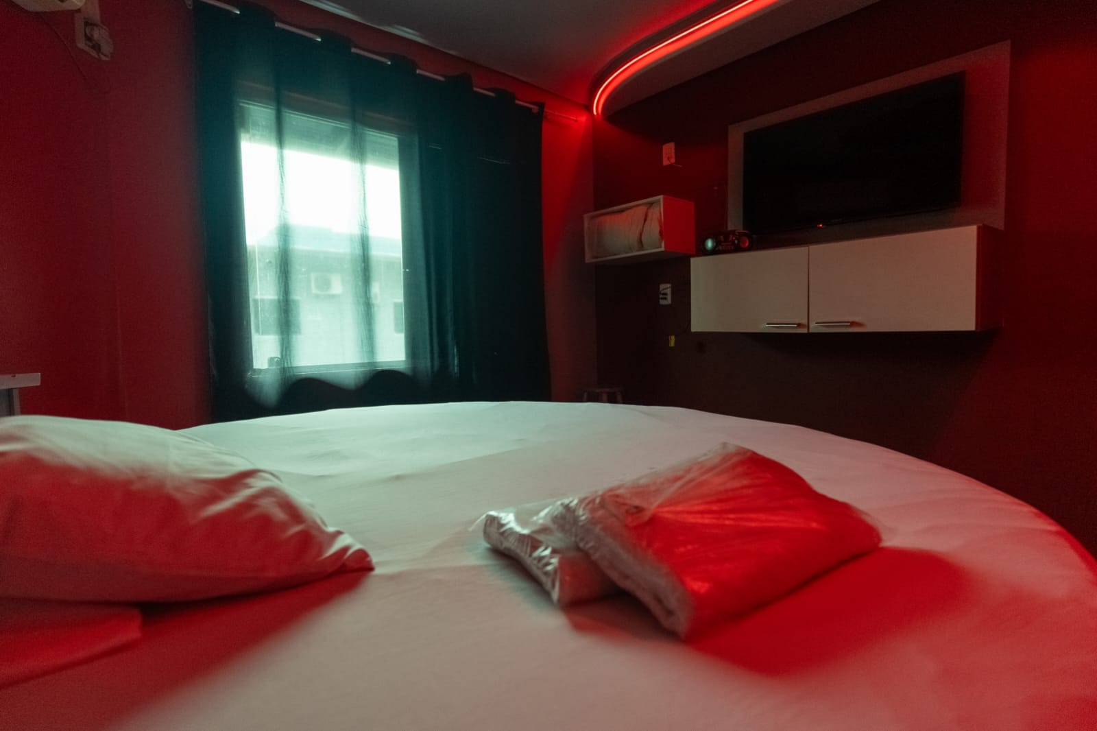 Uma pausa na rotina — fotografia de suíte do Motel Lyon