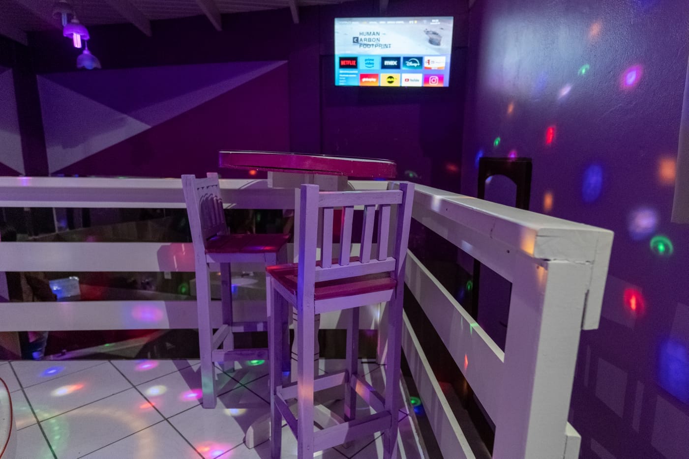 Mezanino com bar e TV da Suíte 50